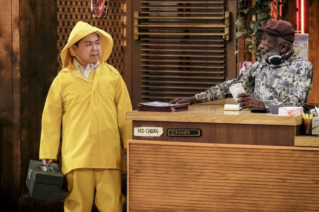 Während Han (Matthew Moy, l.) sich auf ein angeblich bevorstehendes Unwetter vorbereitet, glaubt Earl (Garrett Morris, r.) noch nicht an ein Unglück... - Bildquelle: Warner Bros. Television