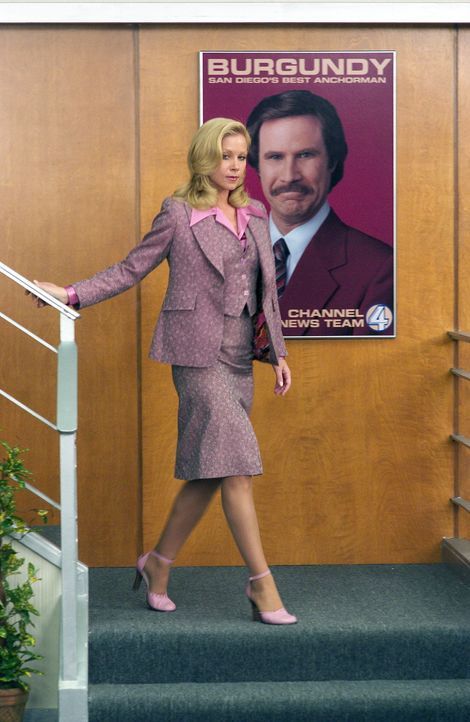 Als die Frauenbewegung in Person Veronica Corningstones (Christina Applegate) ins Nachrichtenstudio marschiert, ist Burgundy durchaus bereit, mitzus... - Bildquelle: Michaels Darren DreamWorks