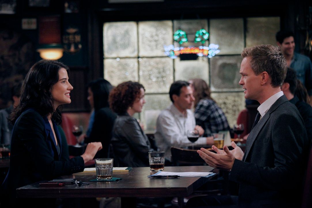 Während Lily und Ted in einen Streit geraten, hilft Robin (Cobie Smulders, l.) Barney (Neil Patrick Harris, r.) dabei, seine Rückkehr auf die Strip... - Bildquelle: 2012 Twentieth Century Fox Film Corporation. All rights reserved.