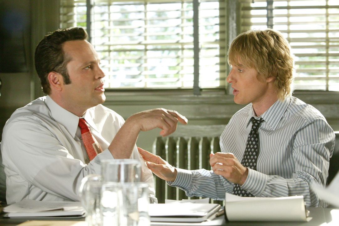 Die beiden Hallodris John (Owen Wilson, r.) und Jeremy (Vince Vaughn, l.) schmuggeln sich häufig bei Hochzeitsfeiern wildfremder Leute ein, um dort... - Bildquelle: Warner Bros. Television