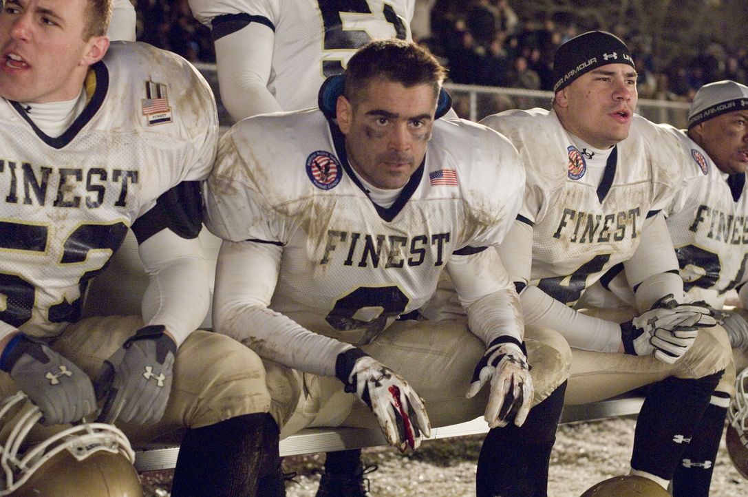 Während eines Footballspiels zwischen einer Polizei- und Feuerwehrmannschaft, an dem auch Mitglieder der Familie Tierney (Colin Farrell, M.) teilne... - Bildquelle: 2008   Warner Brothers