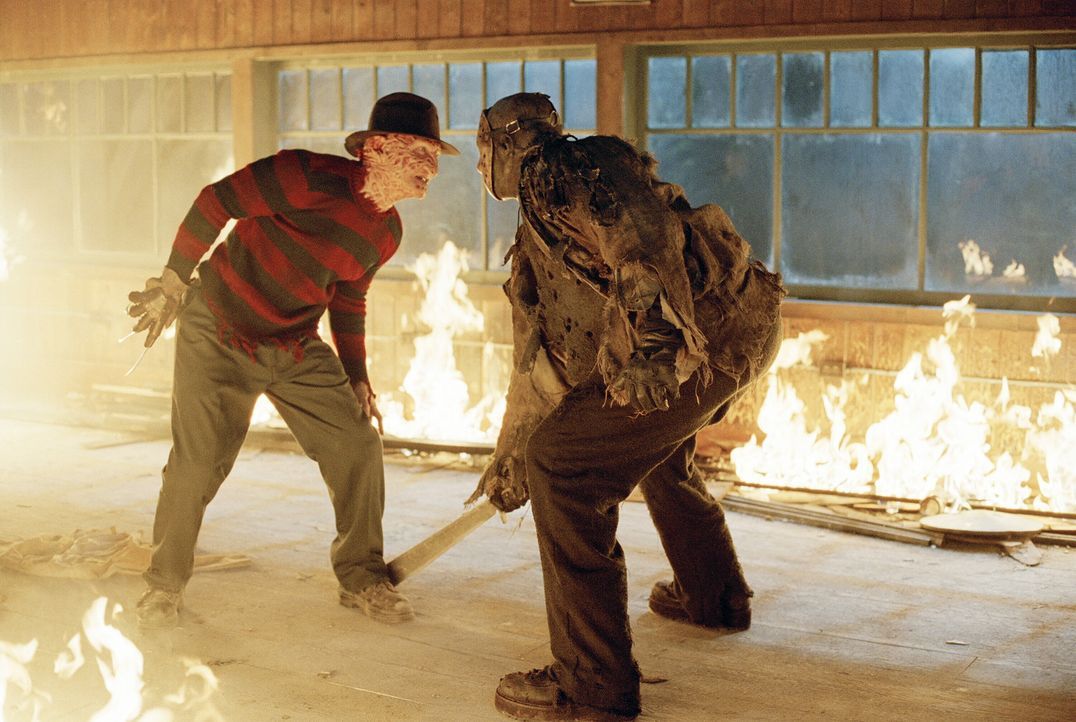 Die Schlacht der Schlachten hat begonnen: Freddy Krueger (Robert Englund, l.) und Jason Voorhees (Ken Kirzinger, r.) ... - Bildquelle: Warner Bros. Pictures