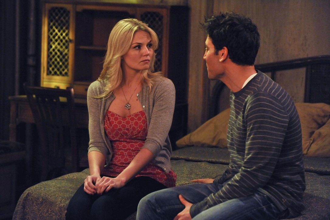 Ted (Josh Radnor, r.) möchte mit Zoey (Jennifer Morrison, l.) ein romantisches Wochenende am Meer verbringen, doch Zoey hat andere Pläne ... - Bildquelle: 20th Century Fox International Television
