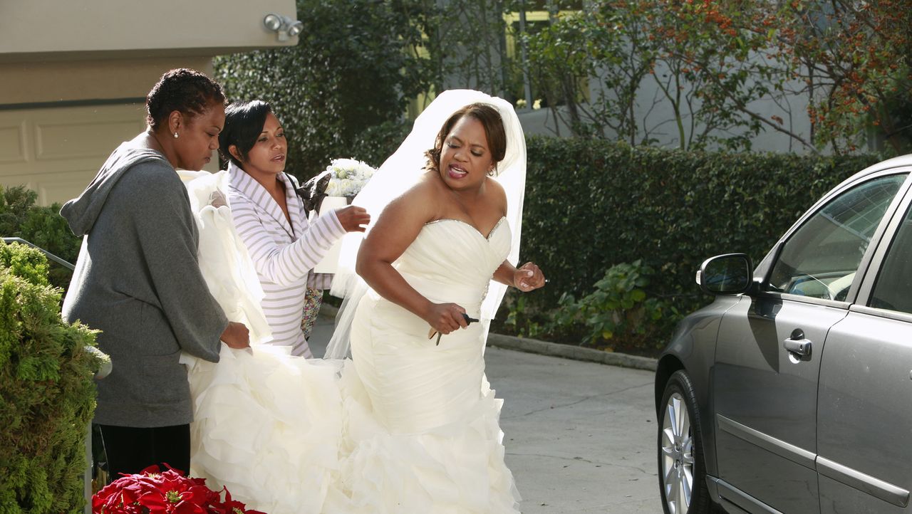 Während Bailey (Chandra Wilson, r.) kalte Füße bekommt, sagt Dereks Schwester Lizzie Meredith die Meinung ... - Bildquelle: ABC Studios