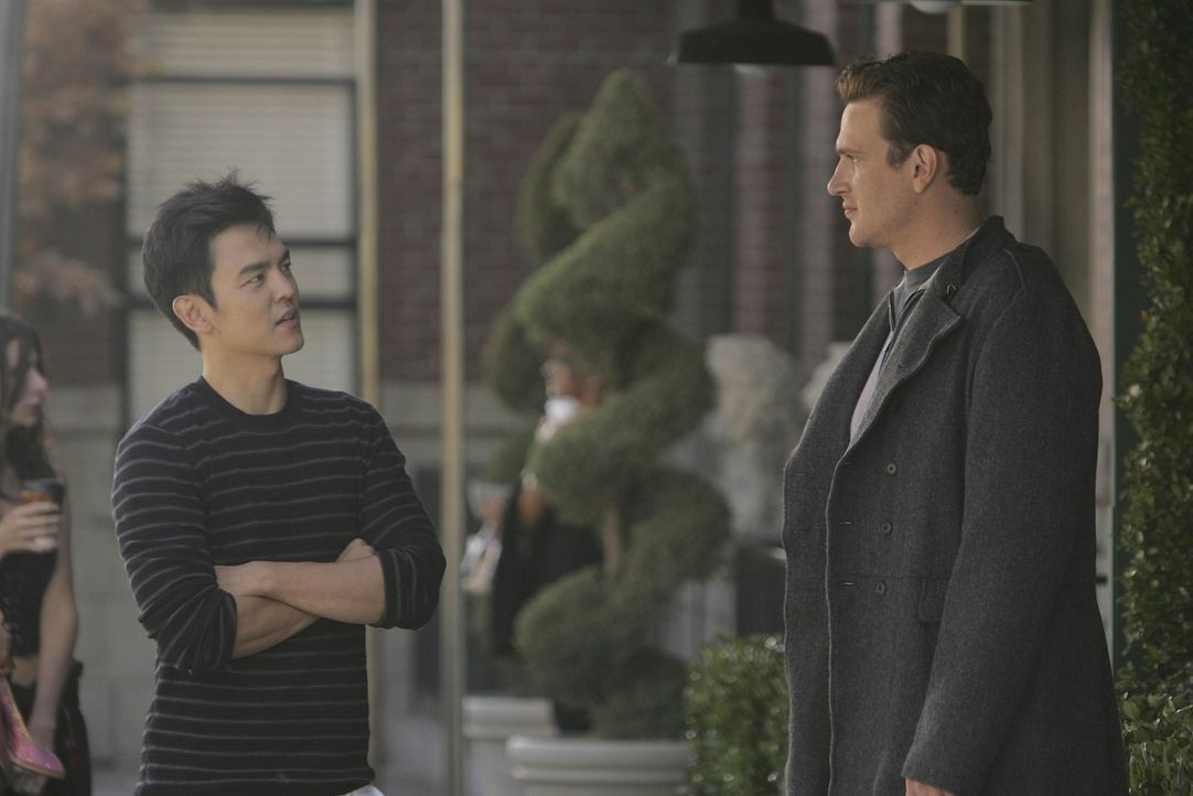 Während Barney eine schockierende Entdeckung macht, muss sich Marshall (Jason Segel, r.) überlegen, ob er ein Jobangebot von Jeff Coatsworth (John... - Bildquelle: 20th Century Fox International Television
