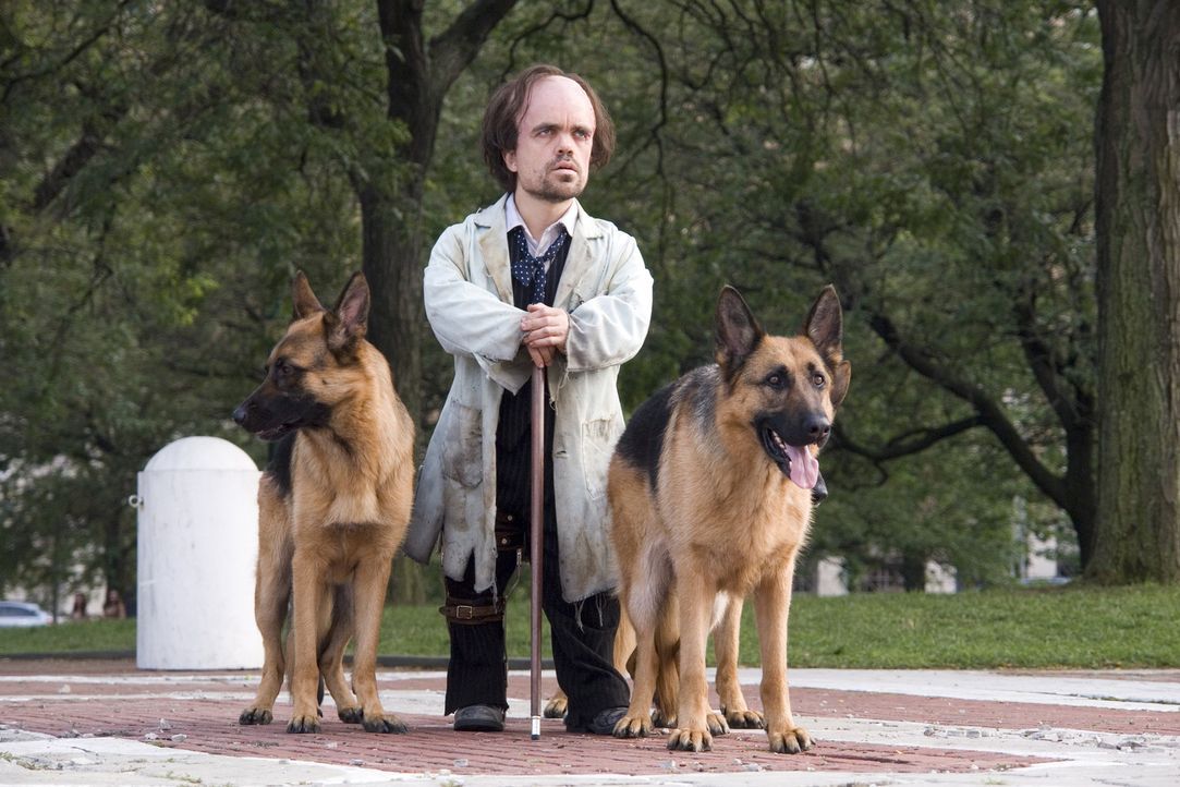 Sinnt auf Rache: Dr. Simon Barsinister (Peter Dinklage, r.) ... - Bildquelle: Walt Disney Pictures.  All rights reserved