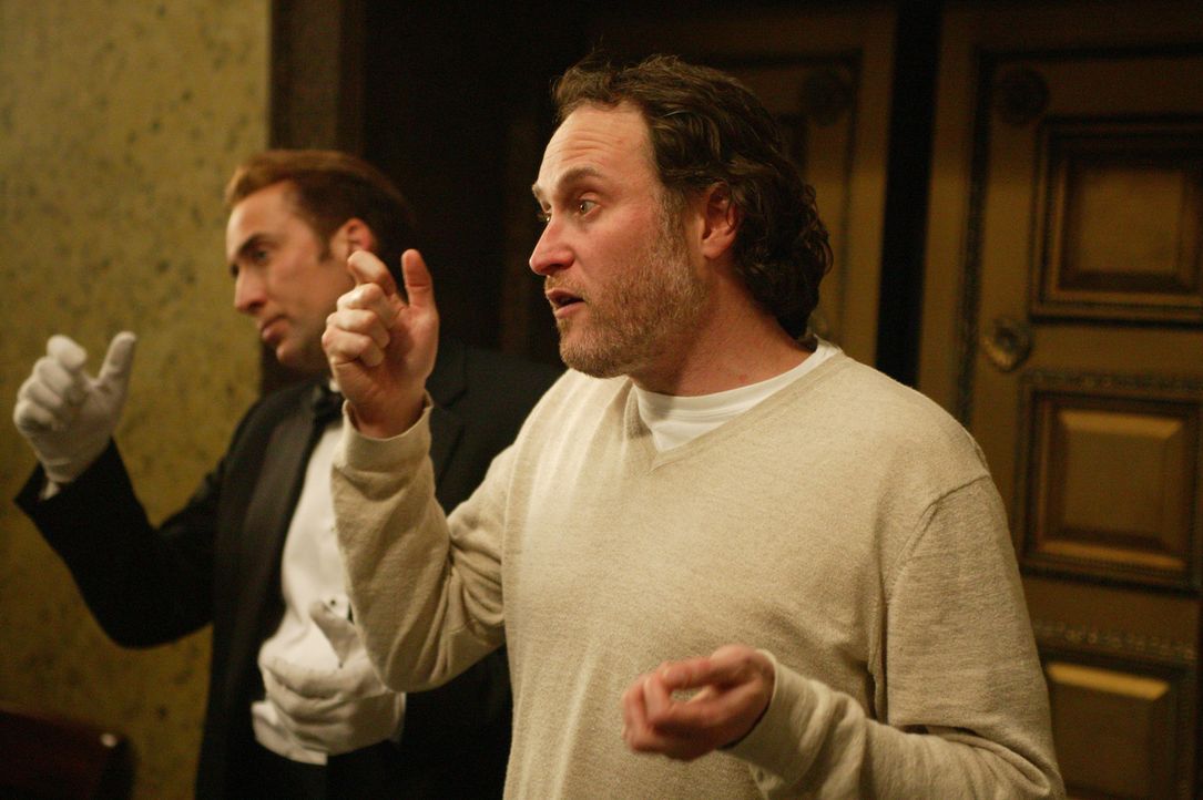 Regisseur Jon Turteltaub (r.) zeigt seinem Hauptdarsteller Nicolas Cage (l.) genau, wie er sich am Überzeugensten darstellt ... - Bildquelle: Buena Vista International.  All Rights Reserved