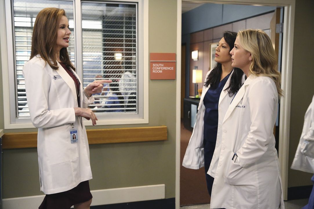 Dr. Nicole Herman (Geena Davis, l.) versucht alles, um Arizona (Jessica Capshaw, r.) für die freie Stelle des Forschungsstipendiums zu gewinnen. Cal... - Bildquelle: ABC Studios