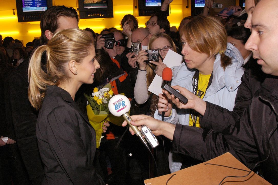 Bei der Film-Premiere zu "The Grudge" beantwortet Sarah Michelle Gellar (vorne links) geduldig die Fragen der Reporter ... - Bildquelle: Constantin Film