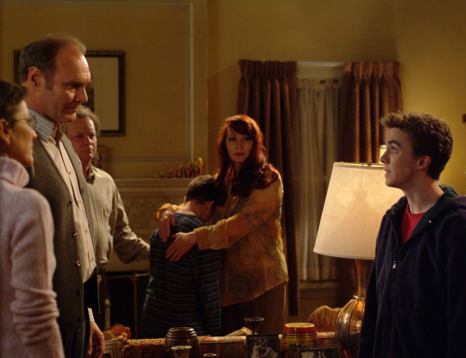 Malcolm (Frankie Muniz, r.) bittet Angela um ein Date. Er ahnt allerdings noch nicht, dass er sich für das ersehnte Date erst einmal mit ihrer Gro - Bildquelle: TM +   2000 Twentieth Century Fox Film Corporation. All Rights Reserved.