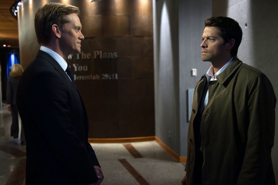 Bartholomew (Adam Harrington, l.) hat ganz besondere Pläne mit Castiel (Misha Collins, r.), aber lässt sich Castiel wirklich auf den skrupellosen En... - Bildquelle: 2013 Warner Brothers