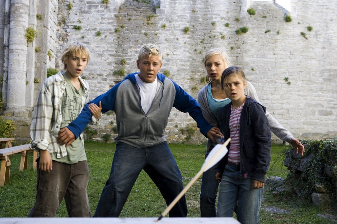 Müssen erneut zum Kampf gegen die Schwarze Bruderschaft antreten: Katrine (Julie Grundtvig Wester, 2.v.r.), Nis (Christian Heldbo Wienberg, l.), Fi... - Bildquelle: Nordisk Film International Sales