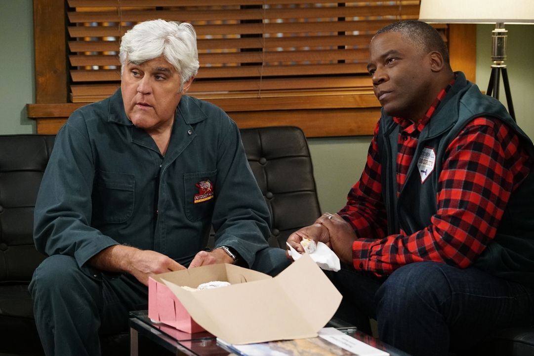 Joe (Jay Leno, l.); Chuck (Jonathan Adams, r.) - Bildquelle: 2016-2017 American Broadcasting Companies. All rights reserved.