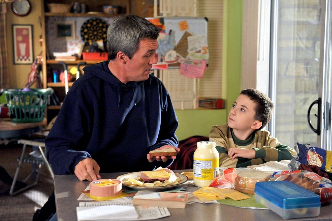 Brick (Atticus Shaffer, r.) hat einen ganz besonderen Geburtstagswunsch: Er möchte, dass ihm Mike (Neil Flynn, l.) und Frankie die wahre und peinlic... - Bildquelle: Warner Brothers