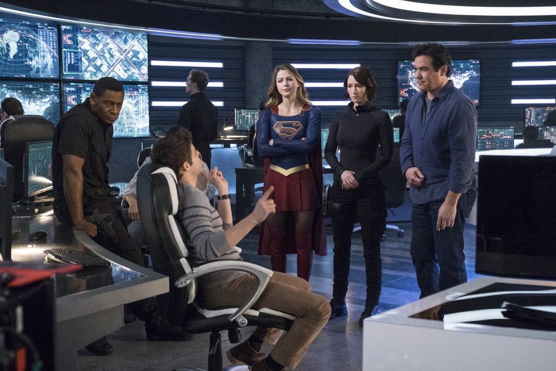 Während Kara (Melissa Benoist, 3.v.r.) und Alex (Chyler Leigh, 2.v.r.) überglücklich sind, ihren totgeglaubten Vater Jeremiah (Dean Cain, r.) wieder... - Bildquelle: 2016 Warner Brothers