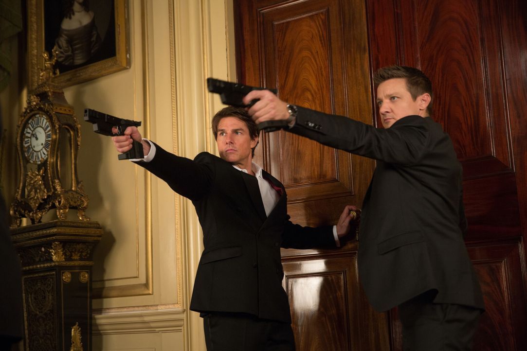 Geraten ins Schussfeuer: William Brandt (Jeremy Renner, r.) und Ethan Hunt (Tom Cruise, l.) ... - Bildquelle: David James 2015 PARAMOUNT PICTURES. ALL RIGHTS RESERVED.