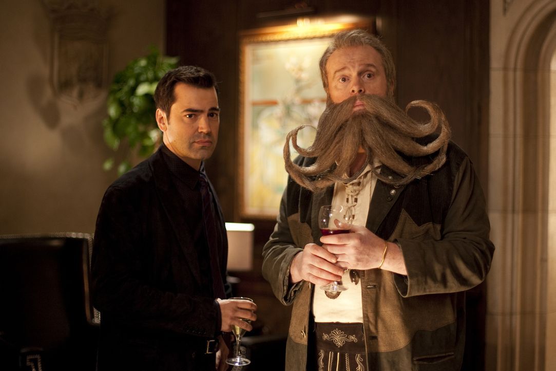 Auch Manager Caldwell (Ron Livingston, l.) will bei seinem Chef punkten, und hat deshalb auch ein ziemlich verrücktes Exemplar zum "Dinner für Spinn... - Bildquelle: Merie Weismiller Wallace 2010 DW Studios LLC. All Rights Reserved.