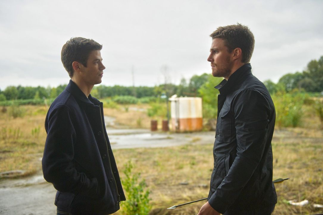 Nachdem Oliver alias Arrow (Stephen Amell, r.), Barry alias The Flash (Grant Gustin, l.) aus einer ausweglosen Situation geholfen hat, ist Oliver de... - Bildquelle: Warner Brothers.