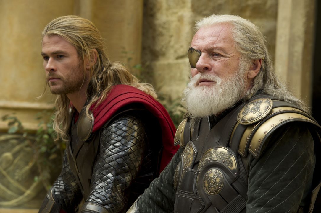 Thor Odinson (Chris Hemsworth, l.); Odin (Anthony Hopkins, r.) - Bildquelle: © 2013 MVLFFLLC. TM & © 2013 Marvel. All Rights Reserved.