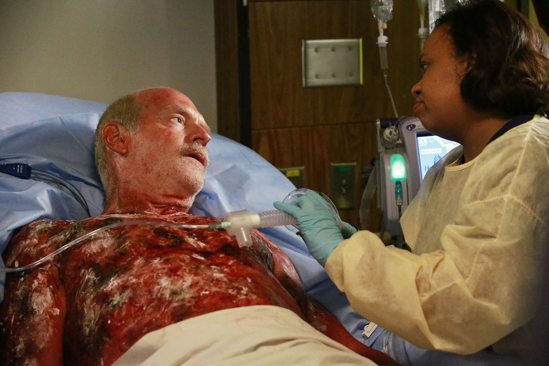 Bailey (Chandra Wilson, r.) kümmert sich um Casey (Casey Sander, l.), einen schwerverletzten Feuerwehrmann, während Owens Mutter im Krankenhaus auft... - Bildquelle: Mitchell Haaseth ABC Studios