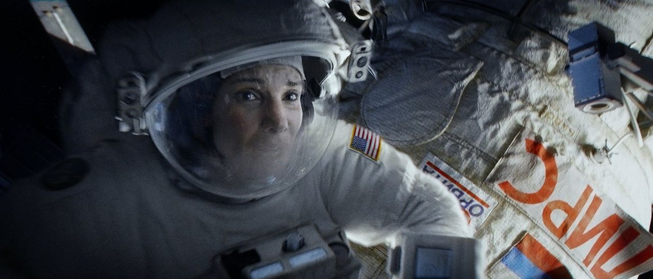 Alleine im All: Für die Biomedizinerin Dr. Ryan Stone (Sandra Bullock) verläuft ihre erste Mission im Weltall alles andere als geplant, als Trümmert... - Bildquelle: Warner Brothers