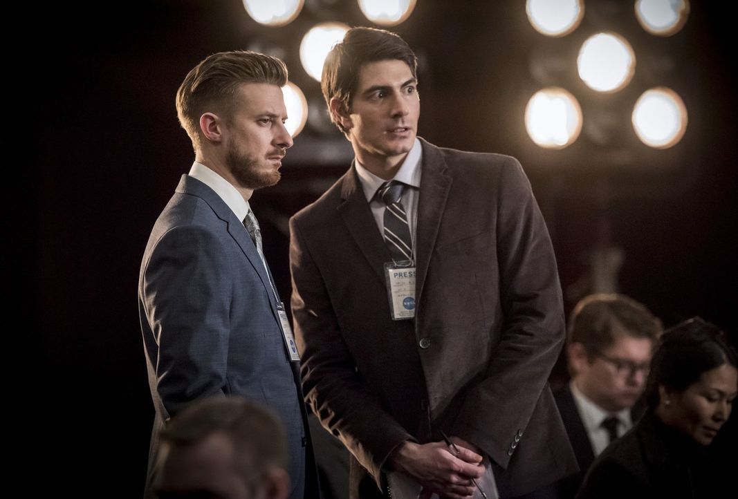 Das Verhältnis zwischen Rip (Arthur Darvill, l.) und Henry ist angespannt. Wird das die Mission von Ray (Brandon Routh, r.) und dem Team gefährden? - Bildquelle: Warner Brothers