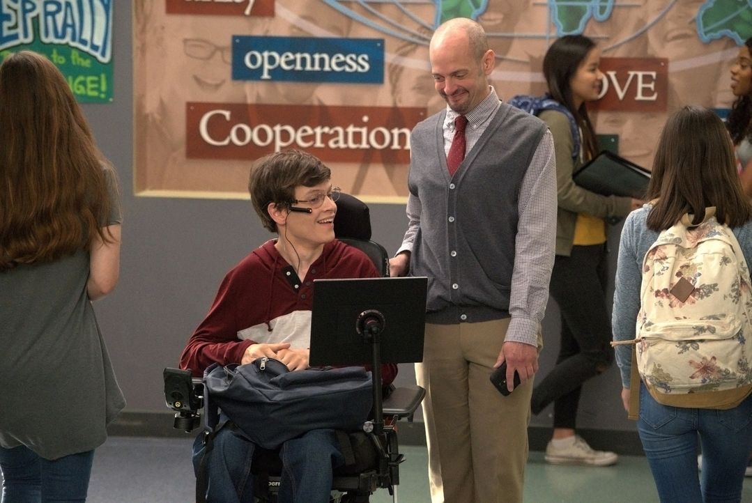 JJ DiMeo (Micah Fowler, l.); Mr. Powers (Jonathan Slavin, r.) - Bildquelle: 2018-2019 American Broadcasting Companies. All rights reserved.