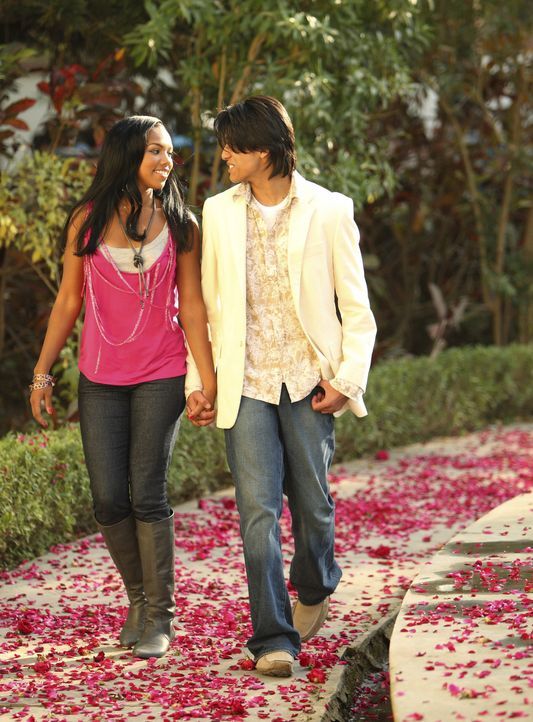 Als Aqua (Kiely Williams, l.) in Indien Amar (Kunal Sharma, r.) trifft, den sie bereits aus einem Chat kennt, verliebt sie sich prompt in den sympat... - Bildquelle: Disney - ABC - ESPN Television