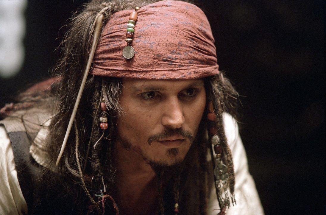 Die Suche nach einem neuen Schiff führt den Piraten Captain Jack Sparrow (Johnny Depp) nach Port Royal, wo er sich mit einem neuen Schiff, der Inter... - Bildquelle: Disney/ Jerry Bruckheimer