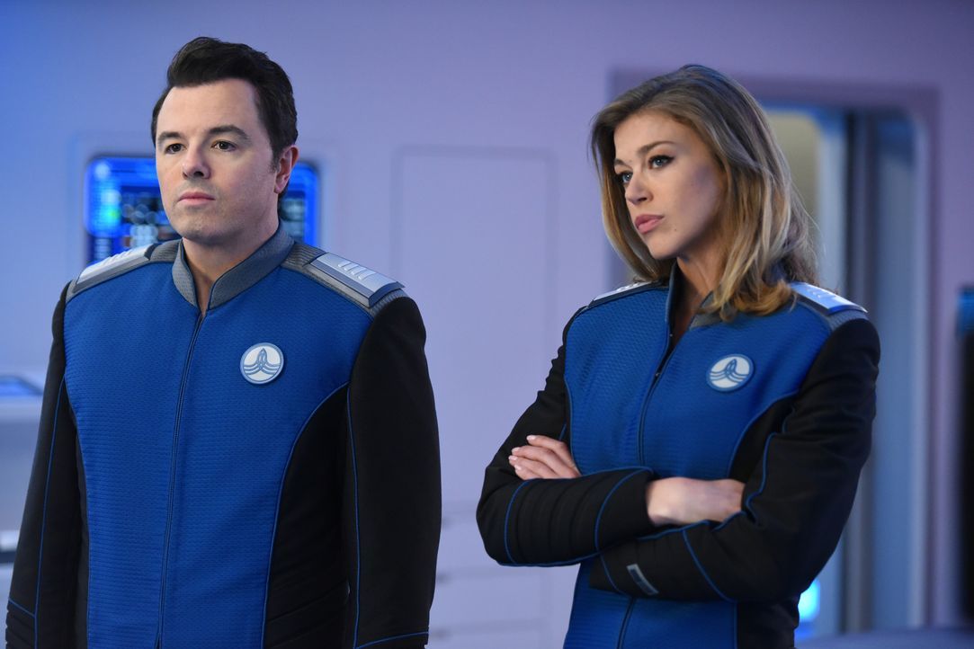 Ahnen nicht, welchen Gefahren Teile ihrer Crew auf einem fremden Planeten ausgesetzt sind: Ed (Seth MacFarlane, l.) und Kelly (Adrianne Palicki, r.)... - Bildquelle: Michael Becker 2017 Fox and its related entities. All rights reserved. / Michael Becker