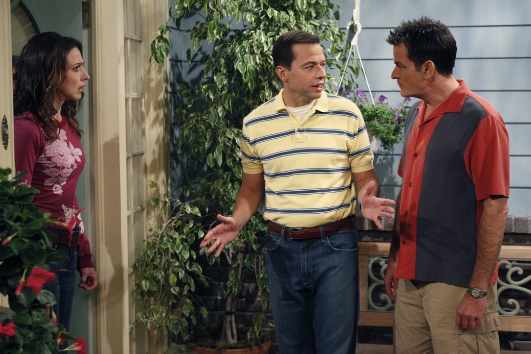 Charlie (Charlie Sheen, r.) steckt Judith (Marin Hinkle, l.), dass Lyndsey möchte, das Alan (Jon Cryer, M.) bei ihr einzieht. Judith die ganz in de... - Bildquelle: Warner Brothers Entertainment Inc.