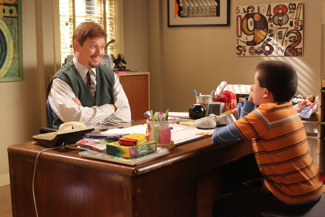 Bricks Therapeut Dr. Fulton (Dave Foley, l.) will Brick (Atticus Shaffer, r.) zeigen, wie er sich anderen Schülern annähern und mit ihnen Freundscha... - Bildquelle: Warner Brothers