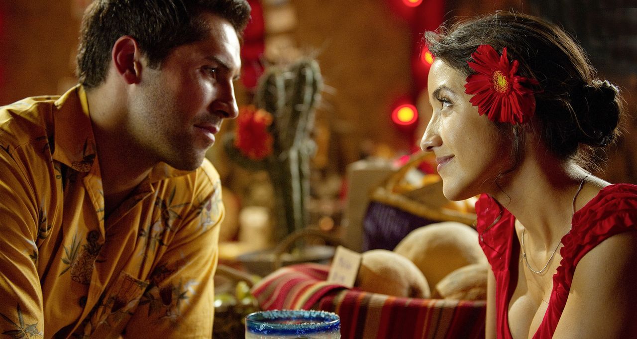 Gerne würde ''The Man'' (Scott Adkins, r.) Barfrau Anna (Yvette Yates, l.) trauen. Aber vielleicht will sie auch nur an sein Geld kommen? - Bildquelle: 2014 Tiberius Film GmbH.