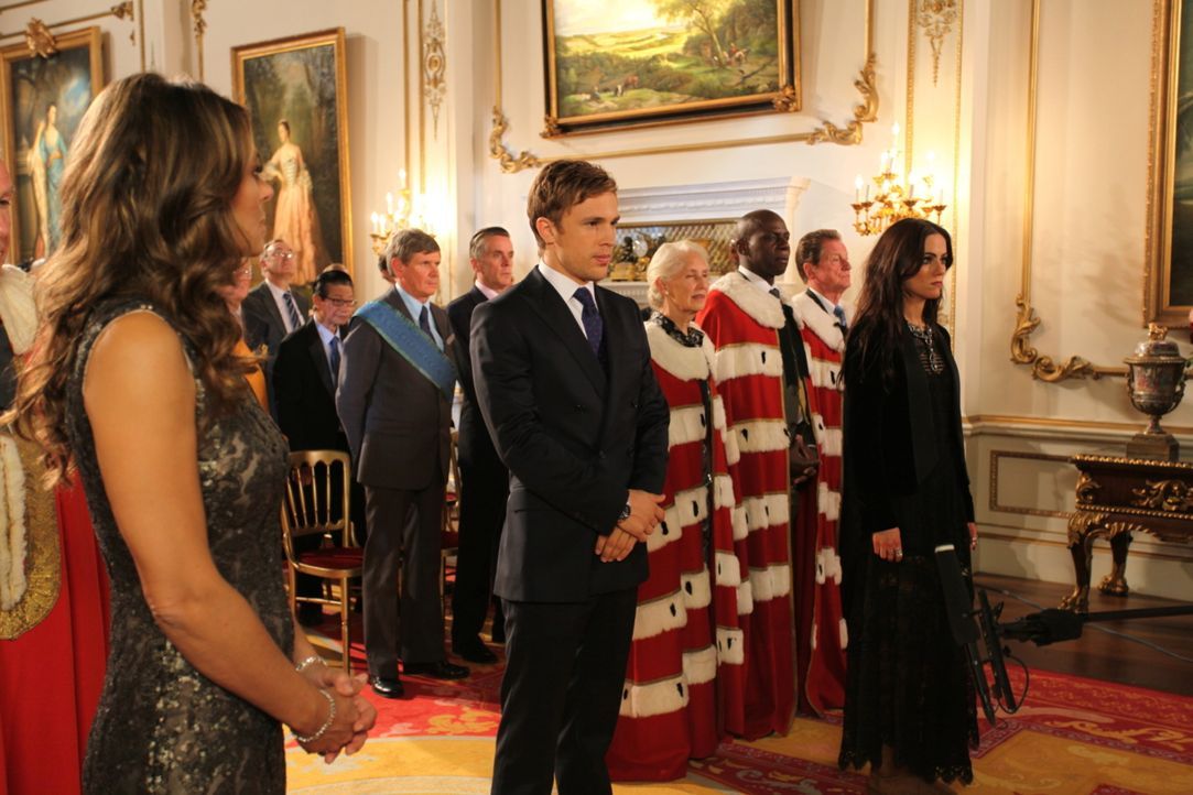 Im Beisein von seiner Mutter Königin Helena (Elizabeth Hurley, l.) und seiner Schwester Prinzessin Eleanor (Alexandra Park, r.) soll Prinz Liam (Wil... - Bildquelle: Helen Vidler 2014 E! Entertainment Media LLC/Lions Gate Television Inc.