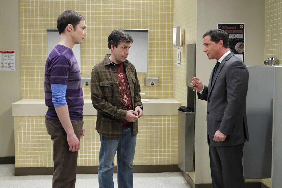 President Siebert (Joshua Malina, r.) teilt Sheldon (Jim Parsons, l.) und Kripke (John Ross Bowie, M.) mit, dass ein Büro in der Universität frei wi... - Bildquelle: Warner Bros. Television