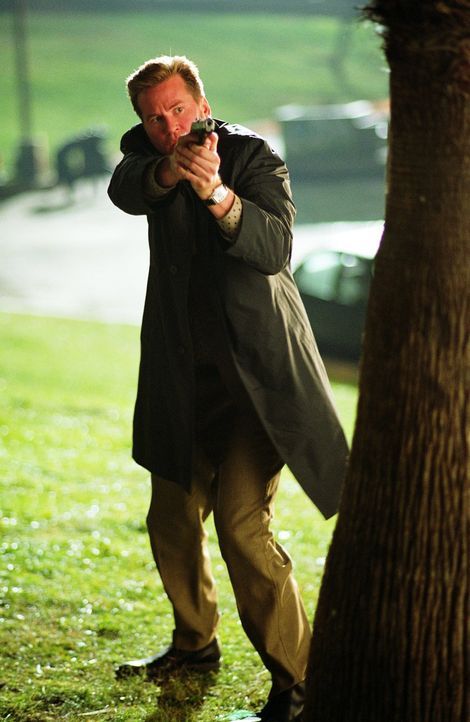 Privatdetektiv Perry van Shrike (Val Kilmer) fackelt nicht lange, wenn er angegriffen wird ... - Bildquelle: 2015   Warner Brothers