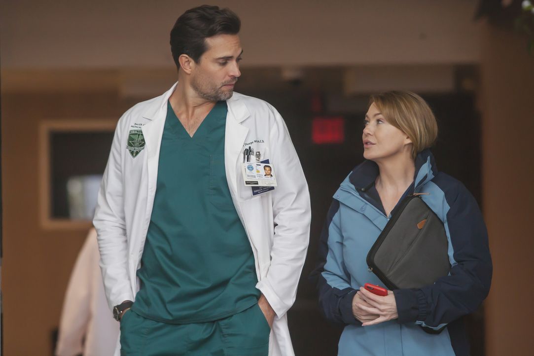 Während es Andrew leid ist, Maggies Geheimnis zu sein, trifft Meredith (Ellen Pompeo, r.) bei ihrem besonderen Einsatz im Militärkrankenhaus auf Maj... - Bildquelle: Ron Batzdorff ABC Studios