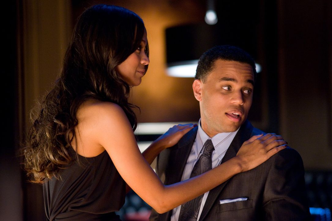 Das Glück scheint perfekt: Jake (Michael Ealy, r.) macht Lilly (Zoe Saldana, l.) einen Heiratsantrag, nachdem ein äußerst lukrativer Banküberfal... - Bildquelle: 2010 Screen Gems, Inc. All Rights Reserved.