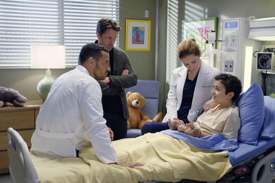 April (Sarah Drew, 2.v.r.) und Dr. Nathan Riggs (Martin Henderson, 2.v.l.) hoffen, dass Jackson (Jesse Williams, l.) dem kleinen Kamal (Elisha Henig... - Bildquelle: Tony Rivetti ABC Studios