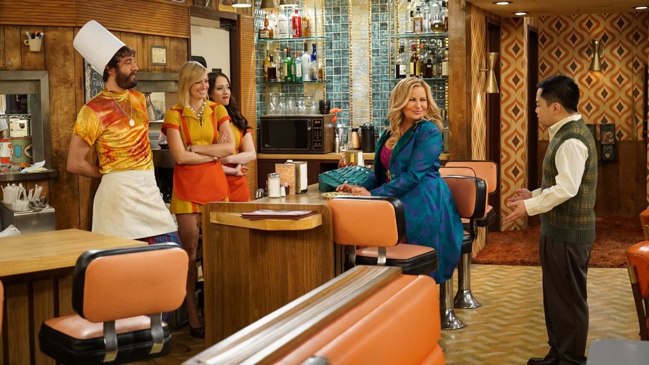 Caroline (Beth Behrs, 2.v.l.) trommelt die ganze Truppe des Diners zusammen - Max (Kat Dennings, 3.v.l.), Oleg (Jonathan Kite, l.), Han (Matthew Moy... - Bildquelle: Warner Brothers
