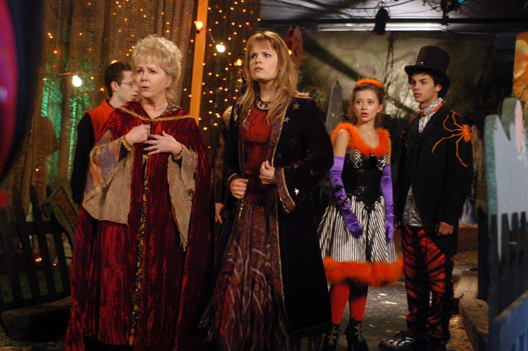 Stecken schon bald in gewaltigen Schwierigkeiten: Aggie (Debbie Reynolds, l.) und Enkelin Marnie (Kimberly Brown, 2.v.l.) ? - Bildquelle: The Disney Channel