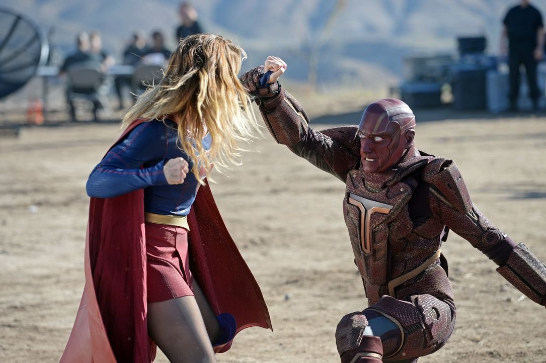 Lucys Vater General Sam Lane verpflichtet Supergirl (Melissa Benoist, l.) dazu, den Cyborg Red Tornado (Iddo Goldberg, r.) auf seine Tauglichkeit zu... - Bildquelle: 2015 Warner Bros. Entertainment, Inc.
