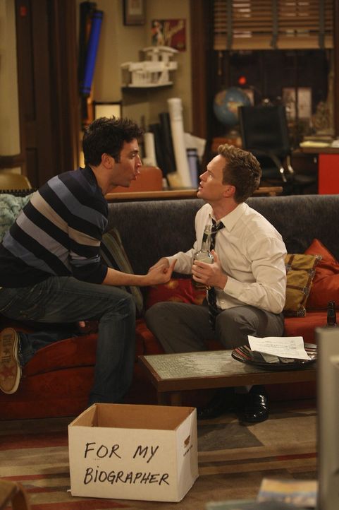 Während Ted (Josh Radnor, l.) und Barney (Neil Patrick Harris, r.) Robin wieder zurück haben wollen, haben Lily und Marshall beschlossen in sepera... - Bildquelle: 20th Century Fox International Television