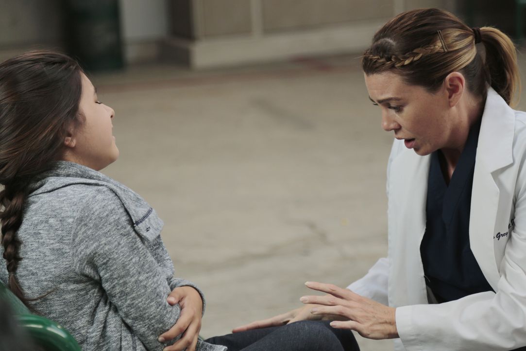 Schock: Meredith (Ellen Pompeo, r.) findet vor der Klinik ein scheinbar alleingelassenes, vor Schmerzen schreiendes Mädchen (Sara Rowe, l.) ... - Bildquelle: ABC Studios