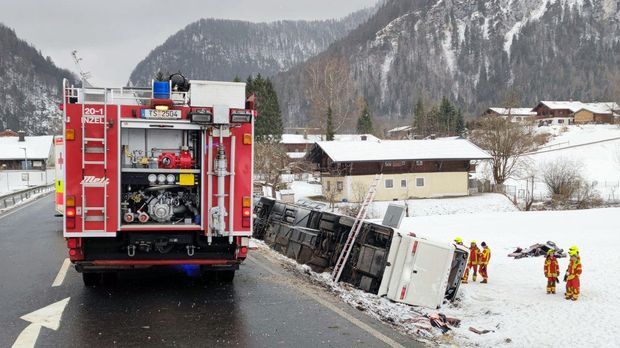 Reisebus verunglückt - Dutzende Verletzte in Bayern