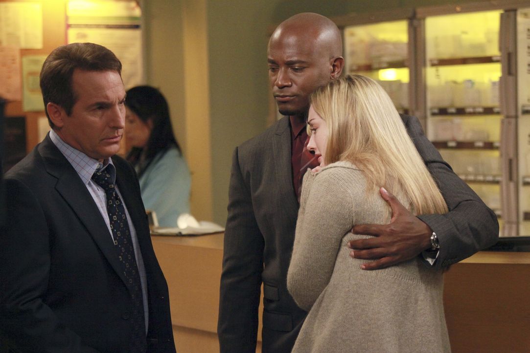 Kelly (Ashley Johnson, r.) macht sich Sorgen um ihren Mann Rick und bittet deshalb Sam (Taye Diggs, M.) und Sheldon (Brian Benben, l.) um Hilfe .. - Bildquelle: ABC Studios