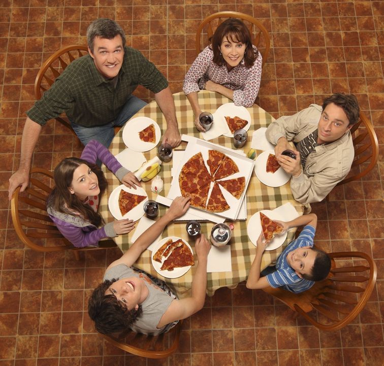 (1. Staffel) - Bei ihnen ist immer was los: (v.l. im Uhrzeigersinn) Sue (Eden Sher), Mike (Neil Flynn), Frankie (Patricia Heaton), Bob (Chris Kattan... - Bildquelle: Warner Brothers