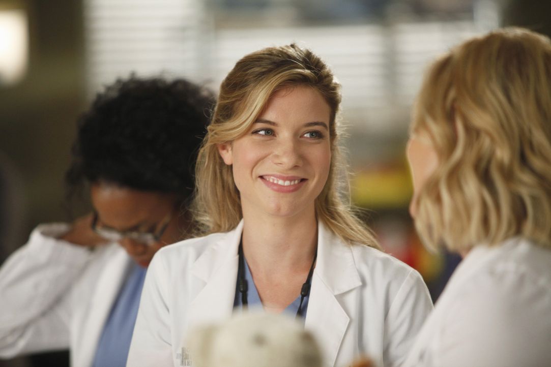 Während sich die junge Ärztin Stephanie (Jerrika Hinton, l.) auf eine Operation vorbereitetet, bittet Leah (Tessa Ferrer, M.) Arizona (Jessica Cap... - Bildquelle: ABC Studios