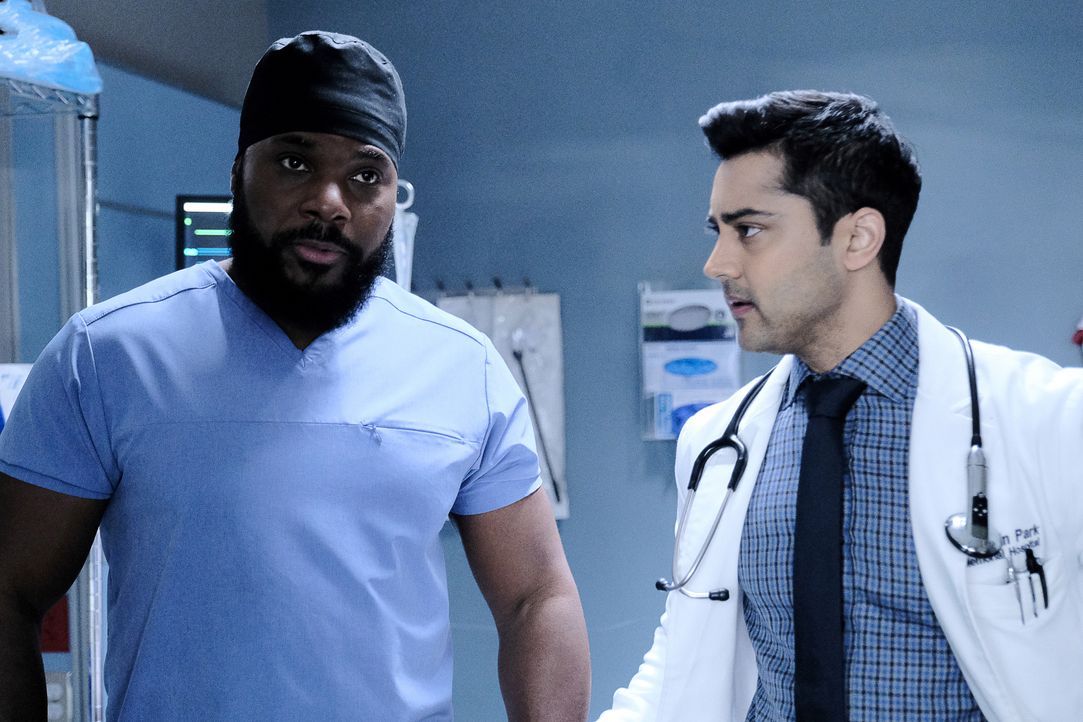 Dr. AJ Austin (Malcolm-Jamal Warner, l.); Dr. Devon Pravesh (Manish Dayal, r.) - Bildquelle: Guy D'Alema 2019-2020 Twentieth Century Fox Film Corporation.  All rights reserved. / Guy D'Alema