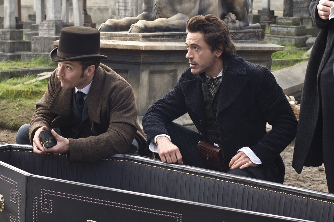 Das Böse ist einfach nicht totzukriegen: Sherlock Holmes (Robert Downey Jr., r.) und Dr. Watson (Jude Law, l.) ... - Bildquelle: Warner Brothers